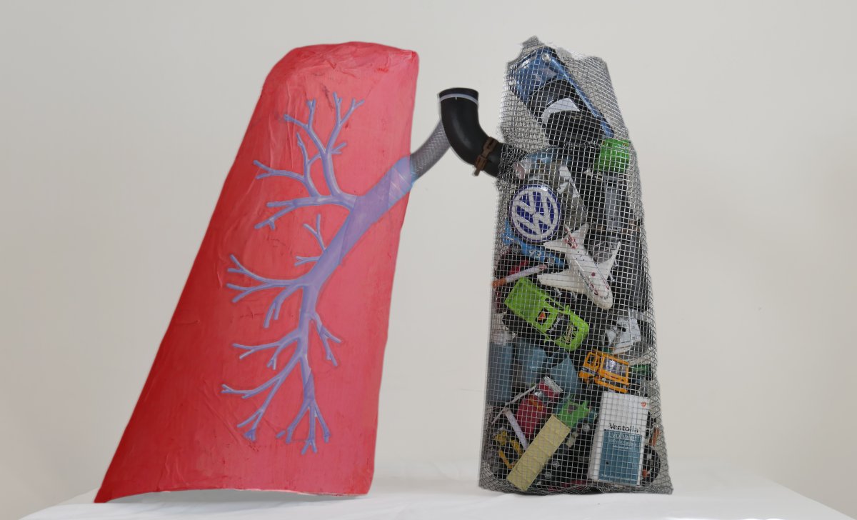 Breathing Canterbury by ART31 A sculpture of two lungs, one is red with blue capillaries, the other is made of mesh and contains small toys including cars and car symbols, an airplane and a pack of cigarettes